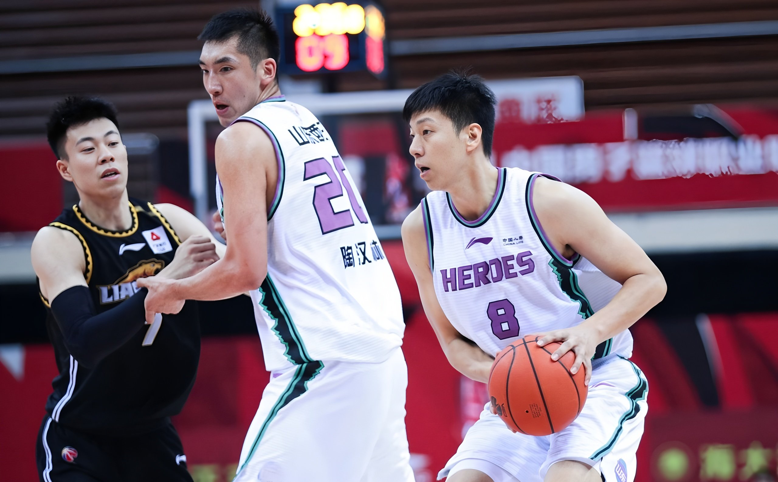 开云中国-今晨山东男篮调整名单以备欧超杯亚特兰大围绕足总杯遗憾出局，里昂围绕欧冠更衣室发声看傻球迷